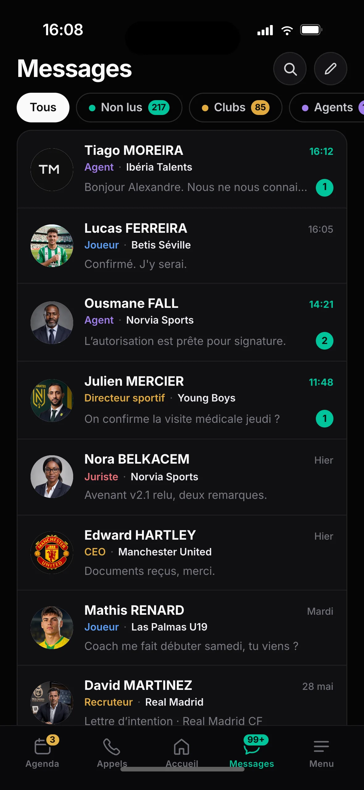 Liste des conversations FOOTPASS, chacune avec l'identité vérifiée de son interlocuteur
